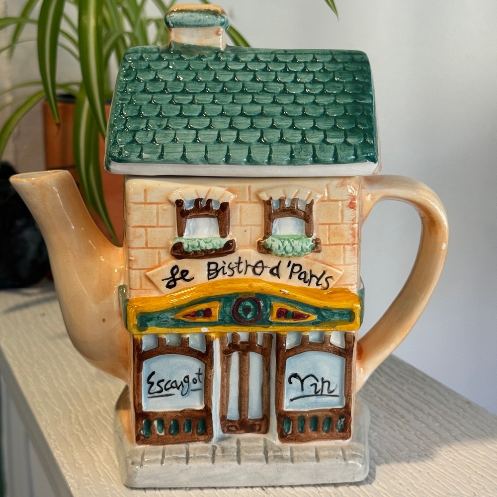 Vintage Cardinal Inc. "Le Bistro de Paris" Teapot
